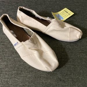 Toms slip on shoes size W 6.5 NEW